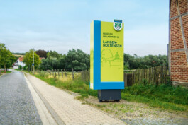 Der 3 Meter hoher Pylon in L-Form (L wie Langenholtensen) am Dorfeingang ist von weitem gut sichtbar zur Begrüßung der Besucher. 